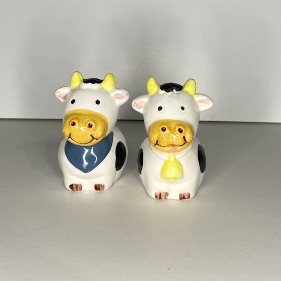 Pair of Cows with bell & Scarf Salt & pepper Shakers, Vintage - Picture 1 of 8